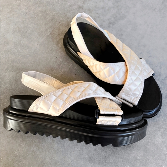 𝙍𝙀𝙎𝙏𝙊𝘾𝙆𝙀𝘿🖤Quilted Cross Over Strap Flat Nude - Picture 1 of 10